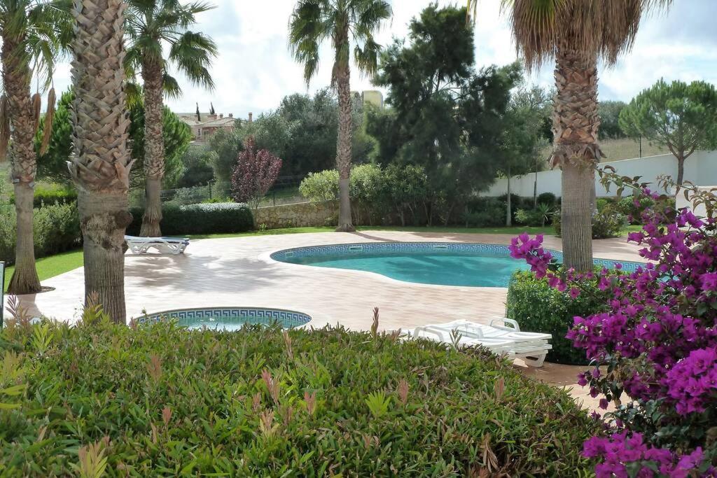Great 2 Bedroom Apartment With Communal Pool ลากอส ภายนอก รูปภาพ