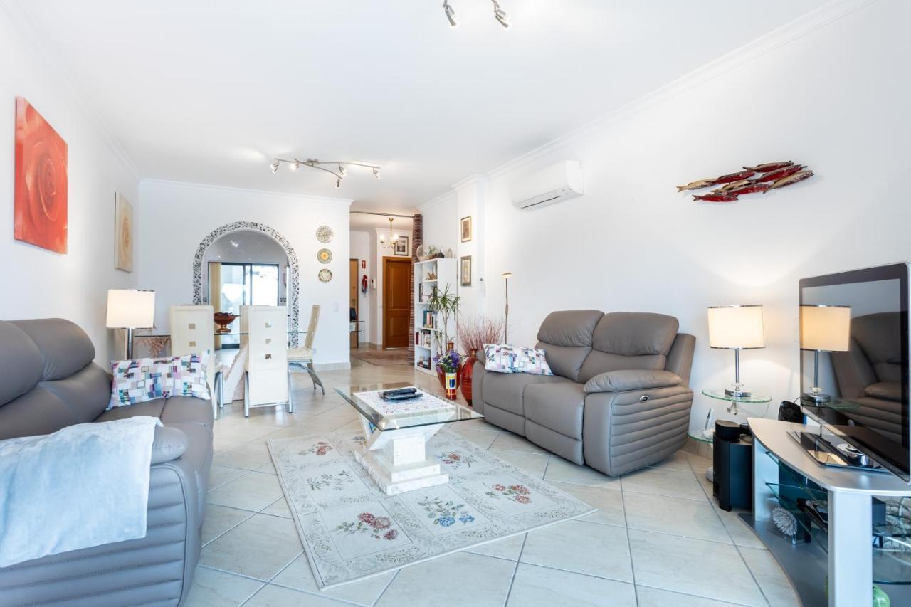 Great 2 Bedroom Apartment With Communal Pool ลากอส ภายนอก รูปภาพ
