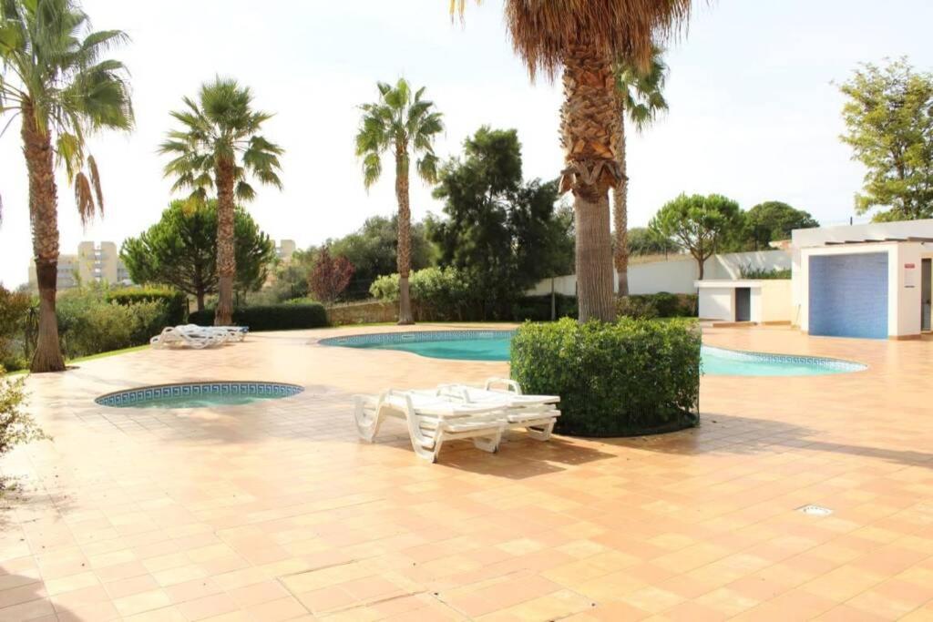 Great 2 Bedroom Apartment With Communal Pool ลากอส ภายนอก รูปภาพ
