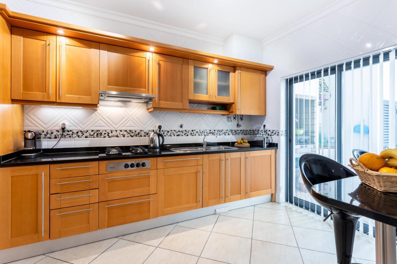 Great 2 Bedroom Apartment With Communal Pool ลากอส ภายนอก รูปภาพ